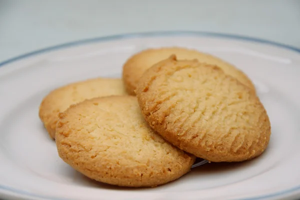 Fechar biscoitos no prato branco — Fotografia de Stock