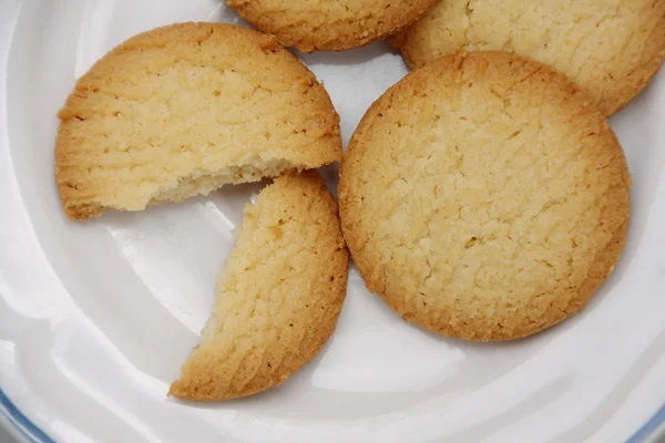 Fechar biscoitos no prato branco — Fotografia de Stock