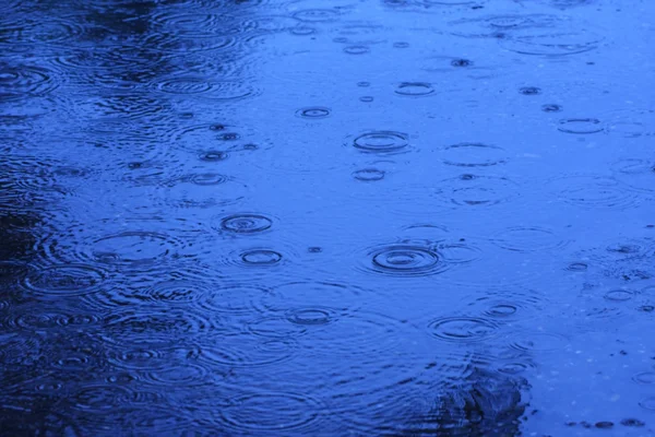 Abstract oskärpa bakgrund av regnar flödet ner på golvet, blå — Stockfoto