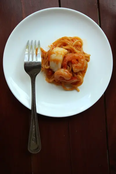 Spaghetti seafood with tomato sauce on white dish. — Stock Photo, Image