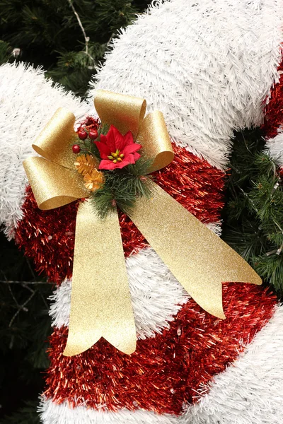 Decorações de Natal penduradas na árvore de Natal — Fotografia de Stock