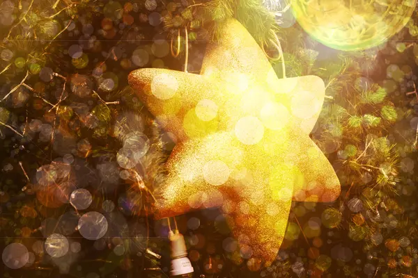 Golden star dekorationer på julgran med ljus bokeh. — Stockfoto