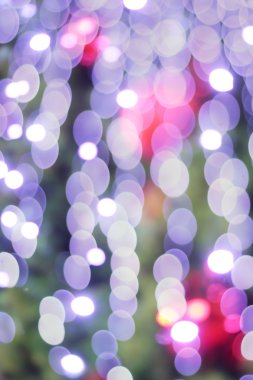 Bulanık görüntü arka planı kırmızı topları Noel ağacı üzerinde.