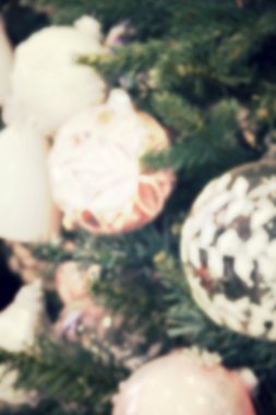 Noel ağacına asılı bulanık Noel süsleri.