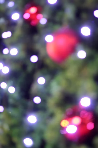 Размытое изображение фона красных шаров на рождественской елке . — стоковое фото