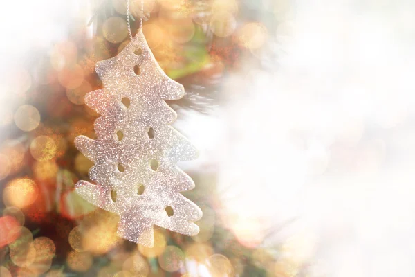 Decorações de Natal penduradas na árvore de Natal com luz bokeh — Fotografia de Stock