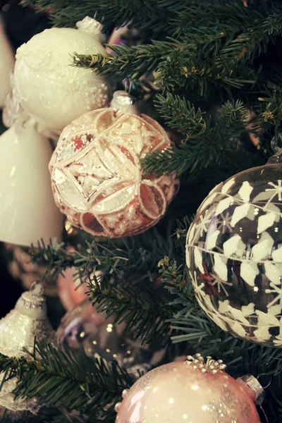 Piękne dekoracje świąteczne wiszące na choince. — Zdjęcie stockowe