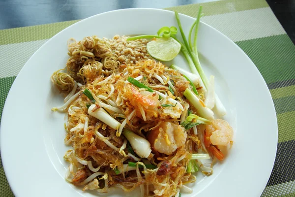 Almofada tailandesa, pratos nacionais da Tailândia, macarrão de arroz frito, T — Fotografia de Stock