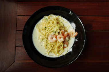 Beyaz krema sos spagetti karides ile.