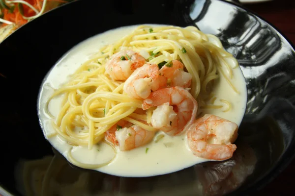 Beyaz krema sos spagetti karides ile.