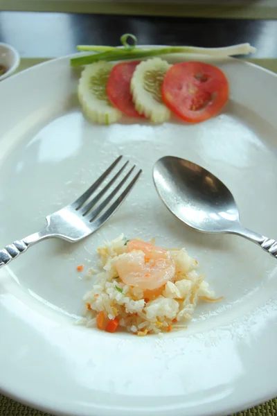 Fast leerer Teller mit gebratenem Reis gegessen. lizenzfreie Stockfotos