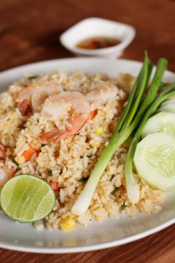 Kızarmış pilav tarifi ile karides, Tayland Gıda.