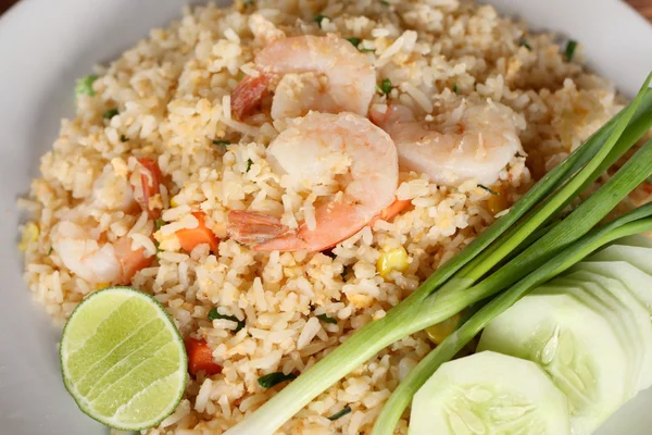 Смажений рис рецепт з креветками, Азіатська кухня. — стокове фото