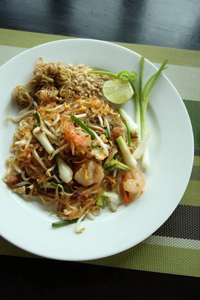 Pad Thai, platos nacionales de Tailandia, fideos de arroz fritos . —  Fotos de Stock