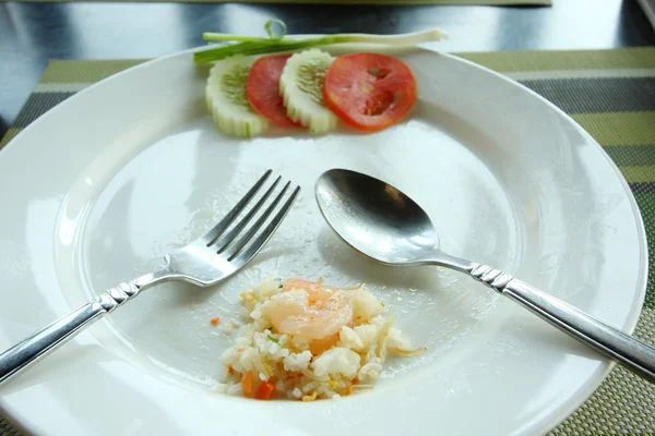 Prato quase vazio de arroz frito comido . — Fotografia de Stock