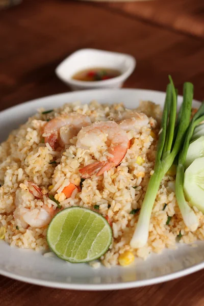 Receta de arroz frito con camarones, Cocina asiática . —  Fotos de Stock