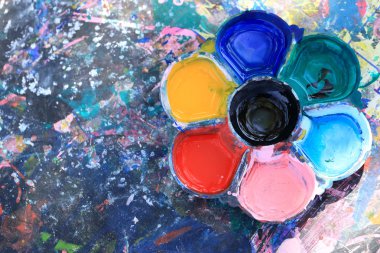 Kirli masada kirli suluboya paleti.