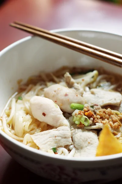 Asian rice noodle soup with pork and fish ball. — Stock Photo, Image