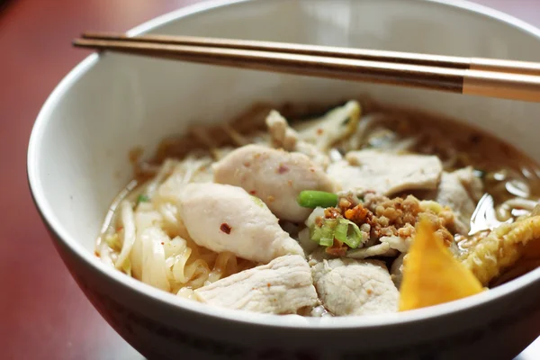 Asijská rýžová polévka s míčem vepřové a ryby. — Stock fotografie
