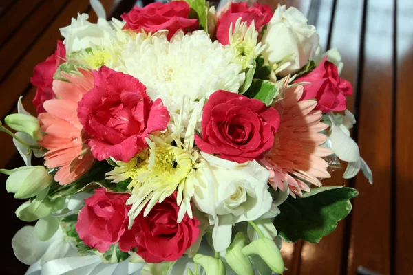 Schöne Blumen Hochzeitsdekoration in der Kirche — Stockfoto