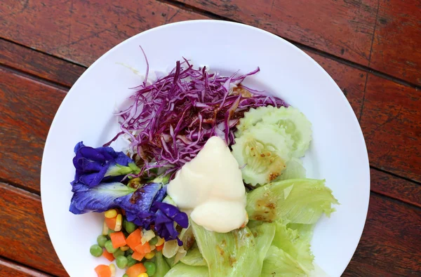 健康的な朝食、木製の背景に新鮮野菜のサラダ. — ストック写真