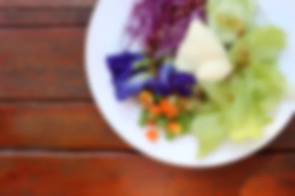 健康的な朝食、新鮮野菜のサラダの背景をぼかした写真. — ストック写真