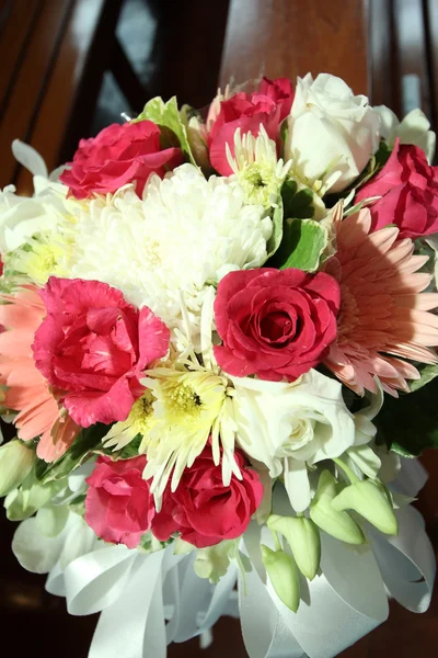 Schöne Blumen Hochzeitsdekoration in der Kirche — Stockfoto