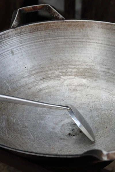 Κενή μεγάλη κατσαρόλα και κουτάλα ή πτερύγιο που χρησιμοποιείται στο τηγάνισμα. — Φωτογραφία Αρχείου