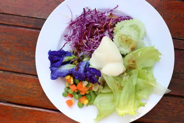 健康的な朝食、木製の背景に新鮮野菜のサラダ. — ストック写真