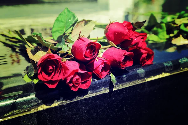 红玫瑰花束铺设在可塑的神社, 复古风格的过程. — 图库照片