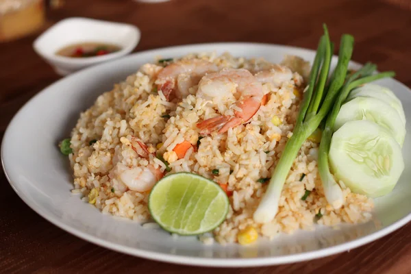 Stekt ris recept med räkor, asiatiska rätter. — Stockfoto