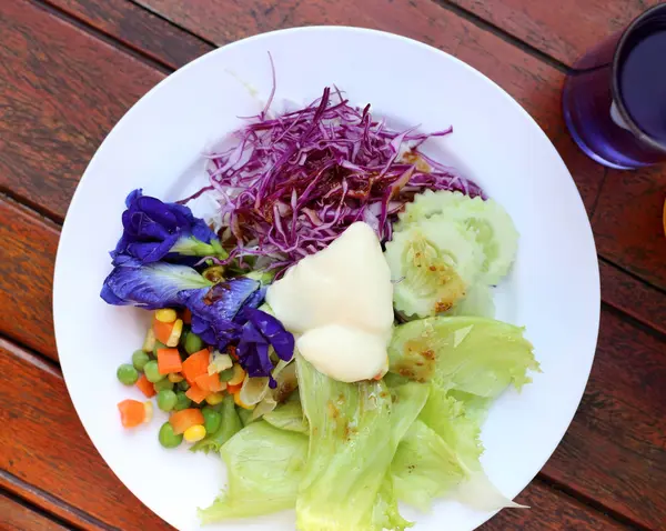 健康的な朝食、木製の背景に新鮮野菜のサラダ. — ストック写真