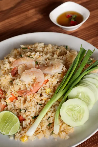Receta de arroz frito con camarones, Cocina asiática . —  Fotos de Stock