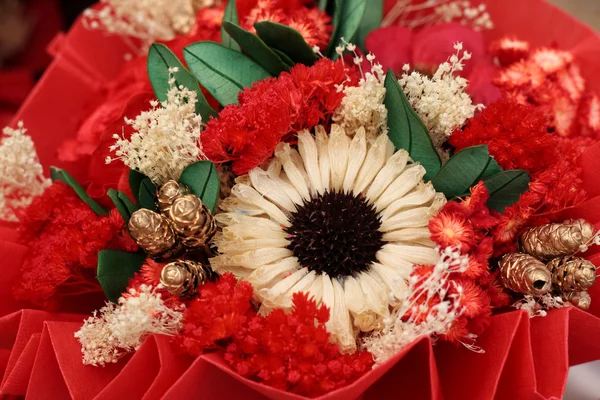 Nahaufnahme von farbenfrohen künstlichen Blumen Bouquet. — Stockfoto
