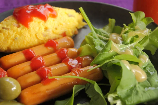 Set ontbijt, omelet, worst en verse groente salade. — Stockfoto