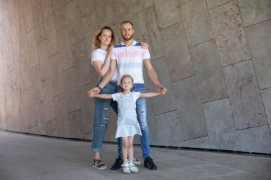 Oğlu, kızı ve çocukları olan genç ve güzel bir aile şehirde dolaşıyor. Birlikte. Aşk