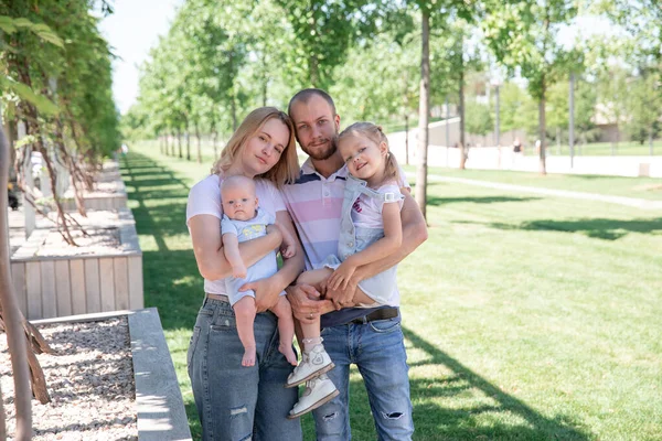 Una Familia Feliz Cuatro Familia Parque Parque Krasnodar — Foto de Stock