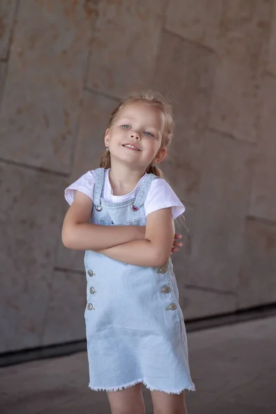 Ragazzina Carina Anni Che Indossa Vestiti Alla Moda Posa Cittàall — Foto Stock