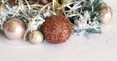 Noel zamanı. Yılbaşı mücevherleri. Noel ağacı topları. Altın rengi. Boşluğu Kopyala