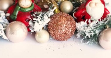 Noel zamanı. Yılbaşı mücevherleri. Noel ağacı topları. Altın rengi. Boşluğu Kopyala