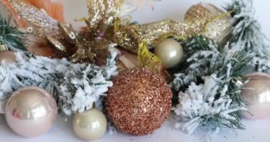 Altın rengi Noel mücevherleri. Yılbaşı oyuncakları Noel ağacında. Oyuncak Noel Baba