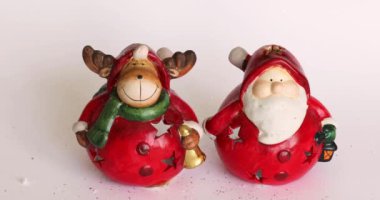 Altın rengi Noel mücevherleri. Yılbaşı oyuncakları Noel ağacında. Oyuncak Noel Baba