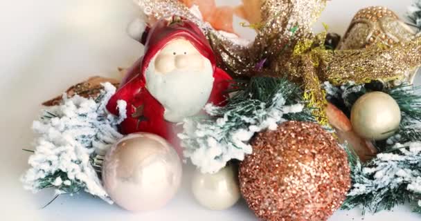 Χριστουγεννιάτικα Κοσμήματα Από Χρυσό Χρώμα Πρωτοχρονιάτικα Παιχνίδια Χριστουγεννιάτικο Δέντρο Παιχνίδι — Αρχείο Βίντεο