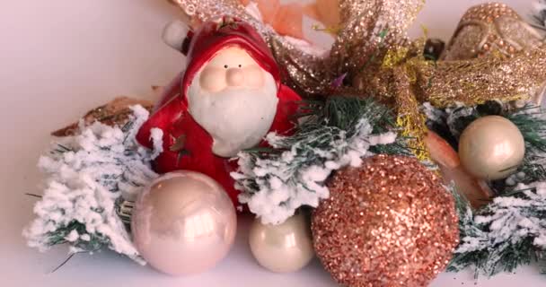 Aranyszínű Karácsonyi Ékszerek Újévi Játékok Egy Karácsonyfán Játék Mikulás Claus — Stock videók