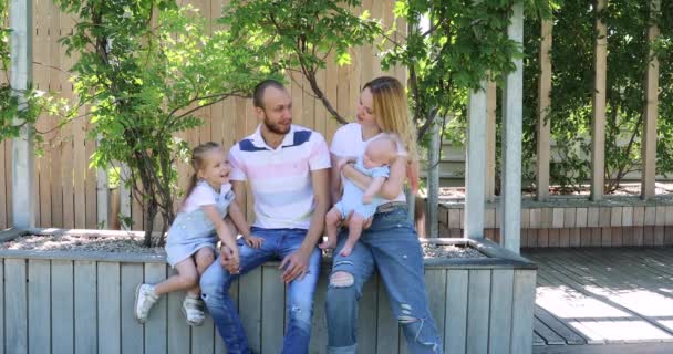 幸せな4人家族だ 公園の家族だ クラスノダール公園 — ストック動画