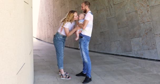 Una Hermosa Familia Joven Caminando Por Ciudad Juntos Amor Positivo — Vídeo de stock