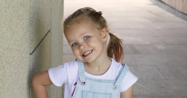 Graciosa Niña Sonriendo Mirando Cámara Casa Lindo Niño Hablando Con — Vídeo de stock