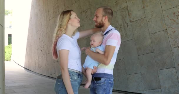 Una Hermosa Familia Joven Caminando Por Ciudad Juntos Amor Familia — Vídeos de Stock