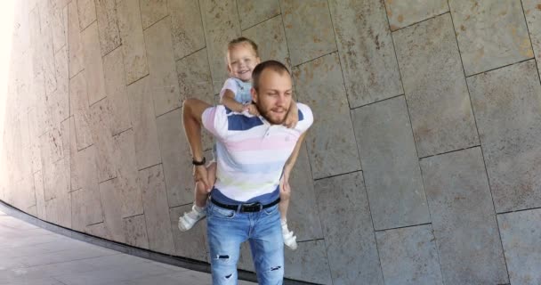 Papa Met Een Kleine Mooie Dochter Loopt Een Groen Park — Stockvideo