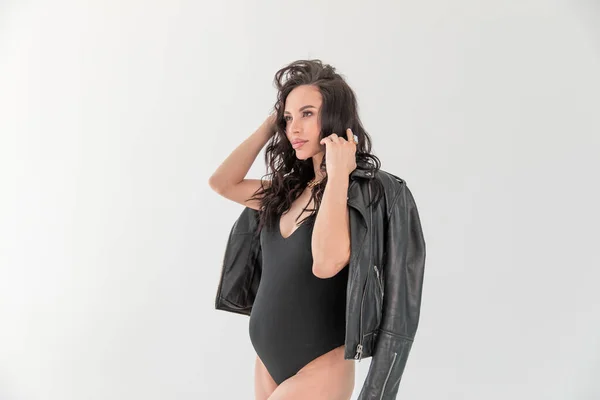Schöne Schwangere Frau Schwarzen Body Auf Weißgrauem Hintergrund Minimalismus Kopierraum — Stockfoto